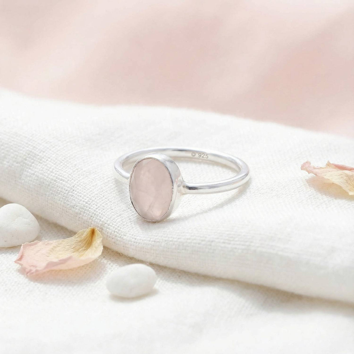 Silberring mit Rosenquarz auf hellem Stoff