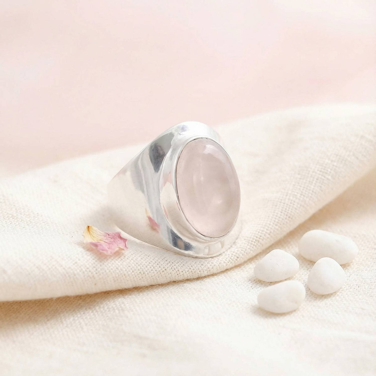 Silberring mit Rosenquarz auf hellem Stoff