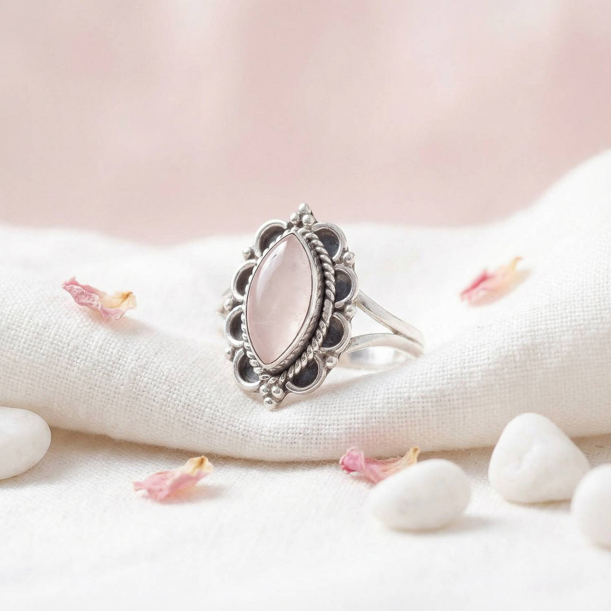 Silberring mit Rosenquarz auf hellem Stoff