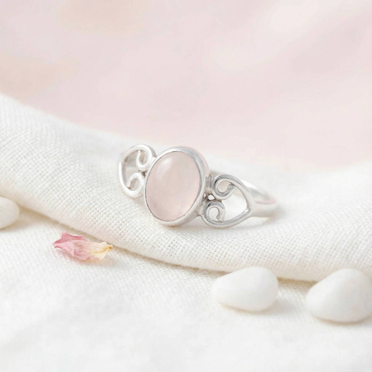 Silberring mit Rosenquarz auf hellem Stoff