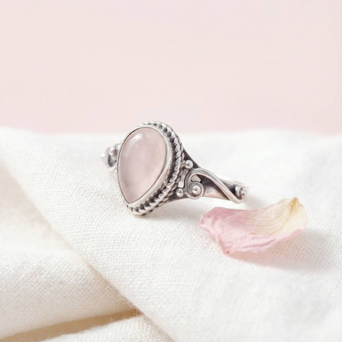 Silberring mit Rosenquarz auf hellem Stoff