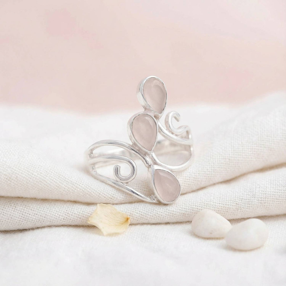 Silberring mit Rosenquarz auf hellem Stoff