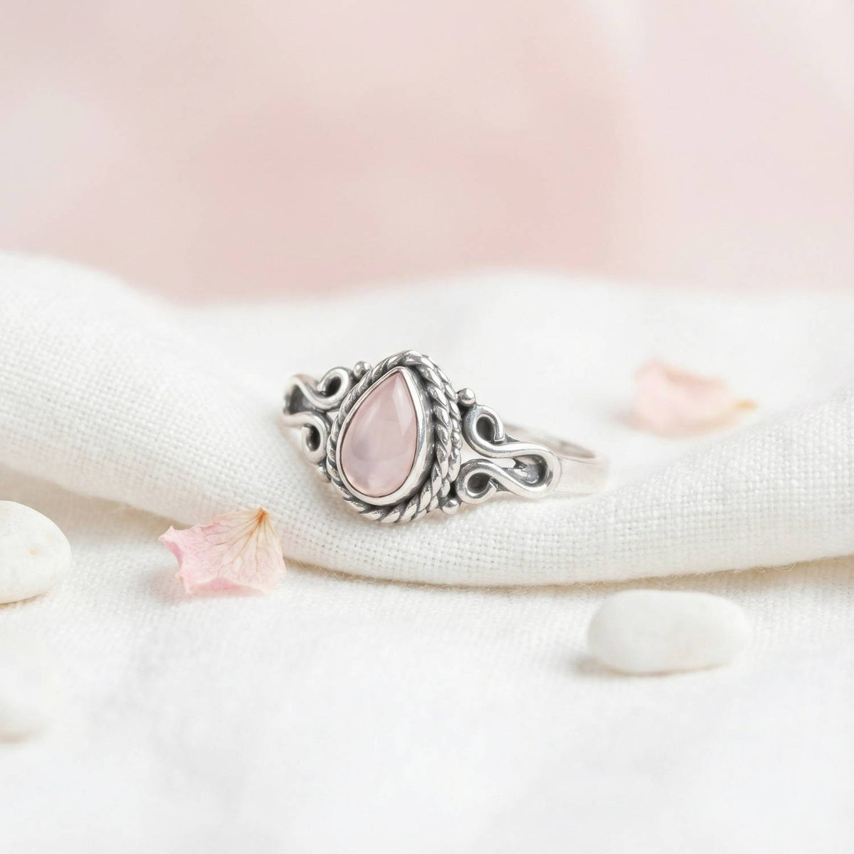 Silberring mit Rosenquarz auf hellem Stoff