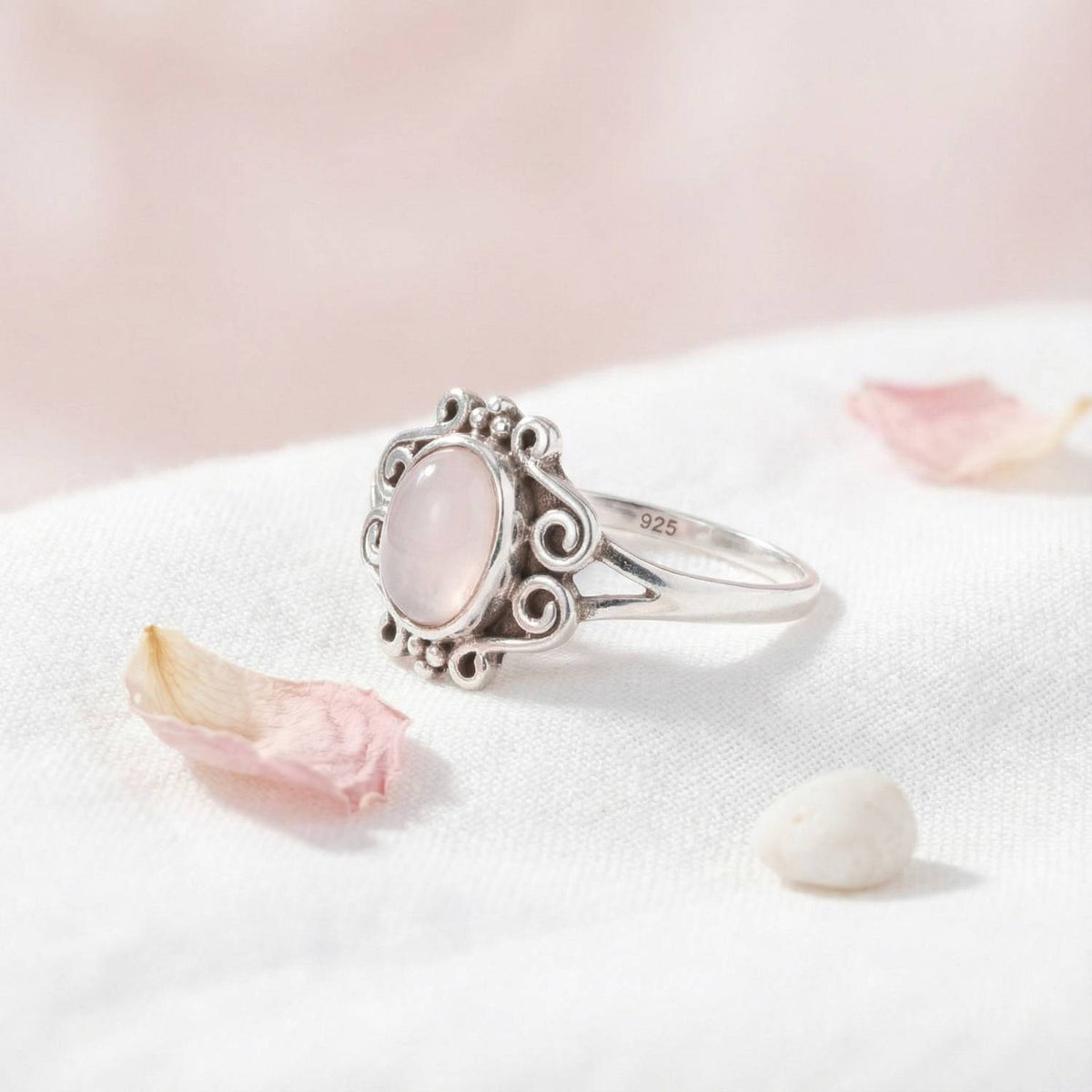Silberring mit Rosenquarz auf hellem Stoff