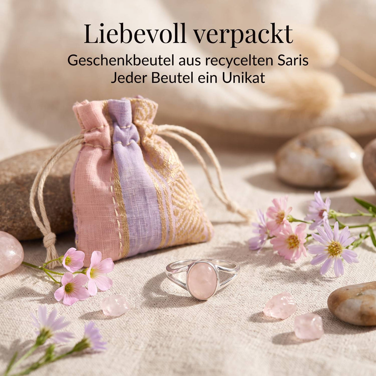 Silberring mit Rosenquarz und Geschenkbeutel aus recyceltem Sari