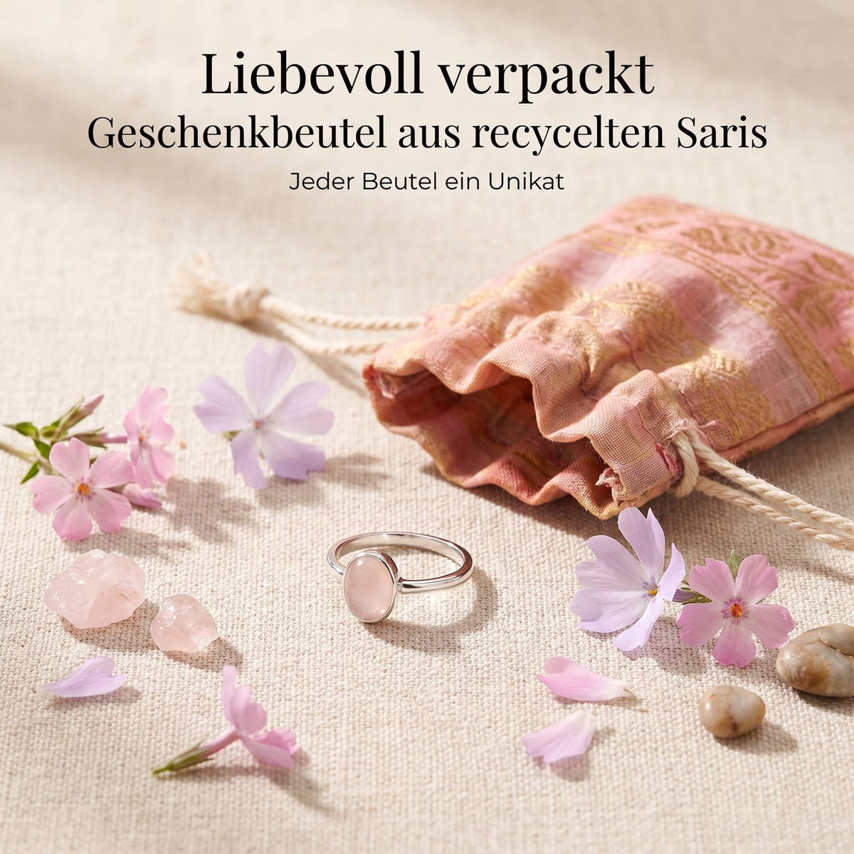 Silberring mit Rosenquarz und Geschenkbeutel aus recyceltem Sari