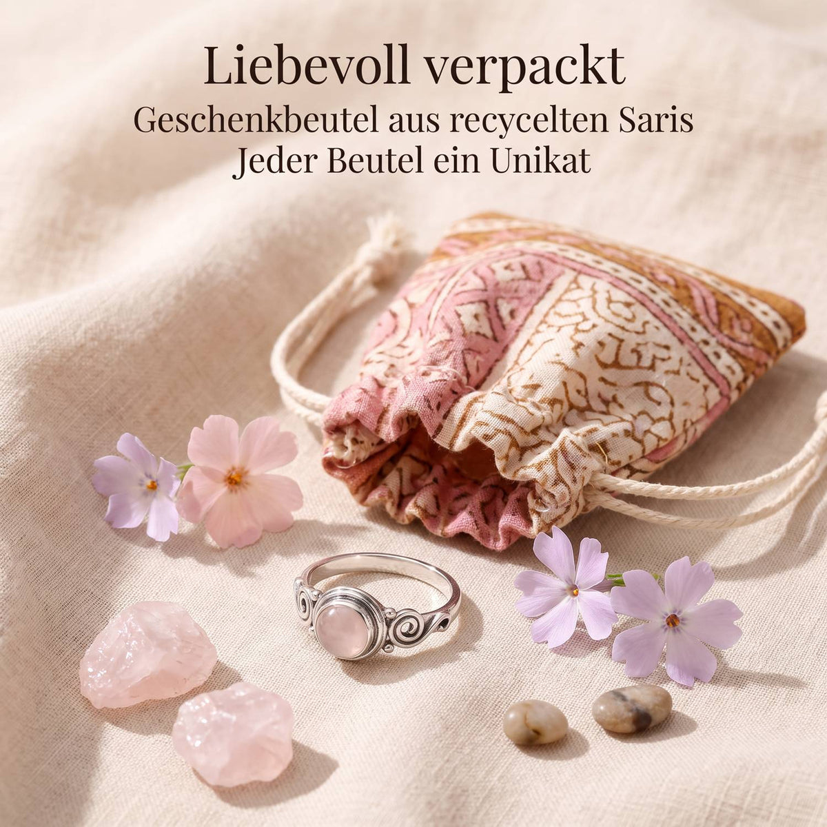 Silberring mit Rosenquarz und Geschenkbeutel aus recyceltem Sari