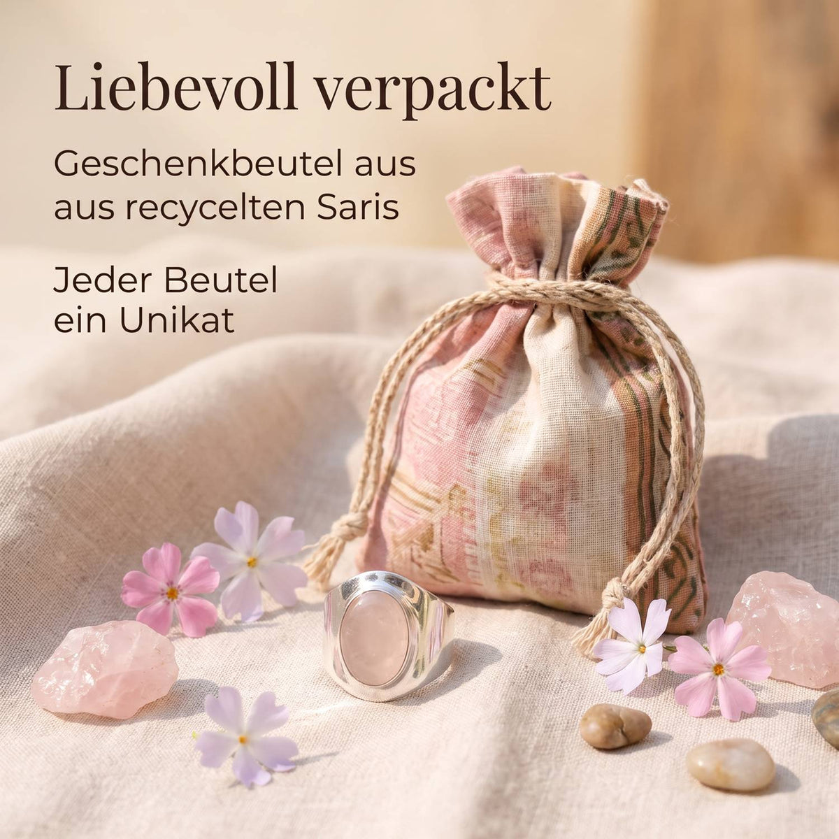 Silberring mit Rosenquarz und Geschenkbeutel aus recyceltem Sari