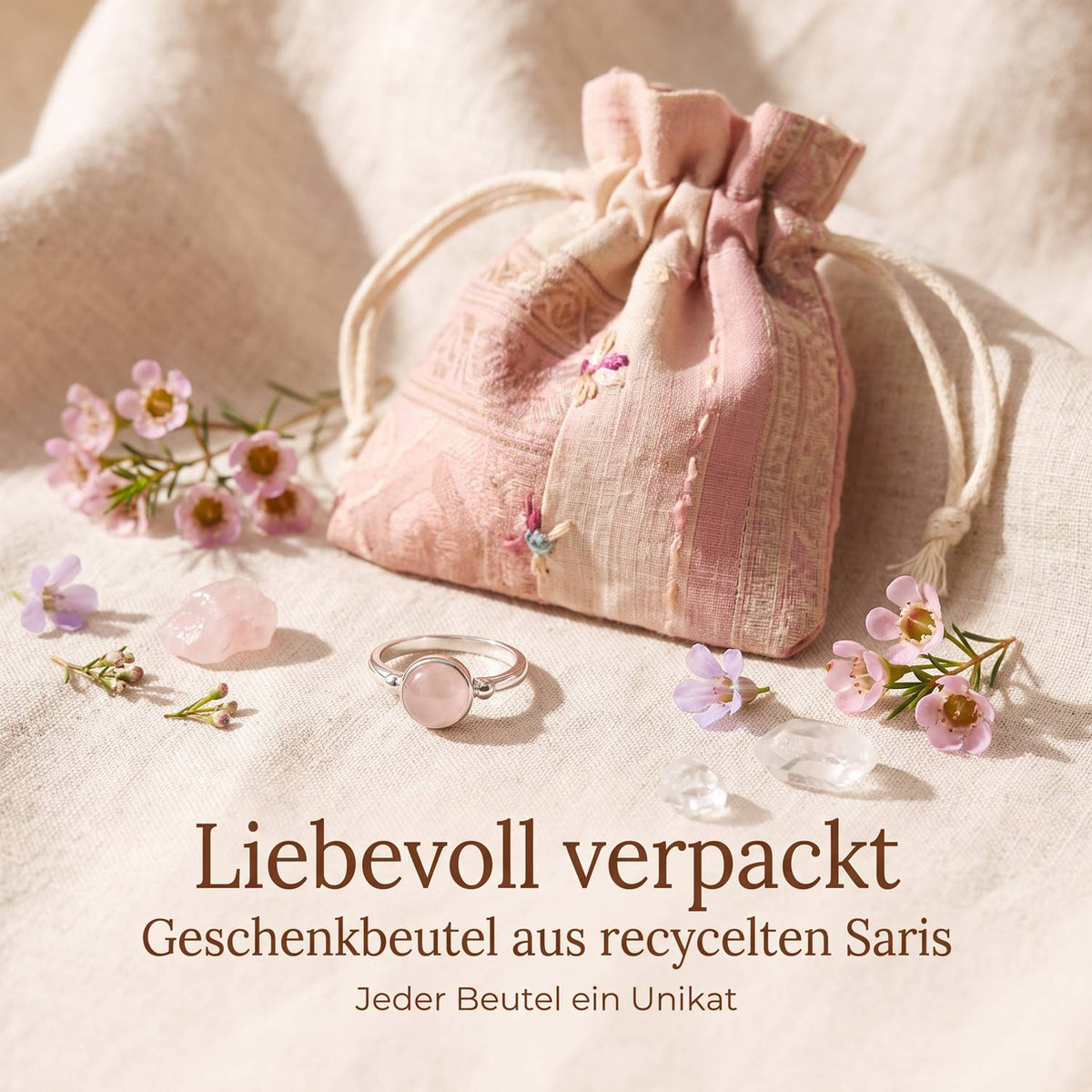 Silberring mit Rosenquarz und Geschenkbeutel aus recyceltem Sari