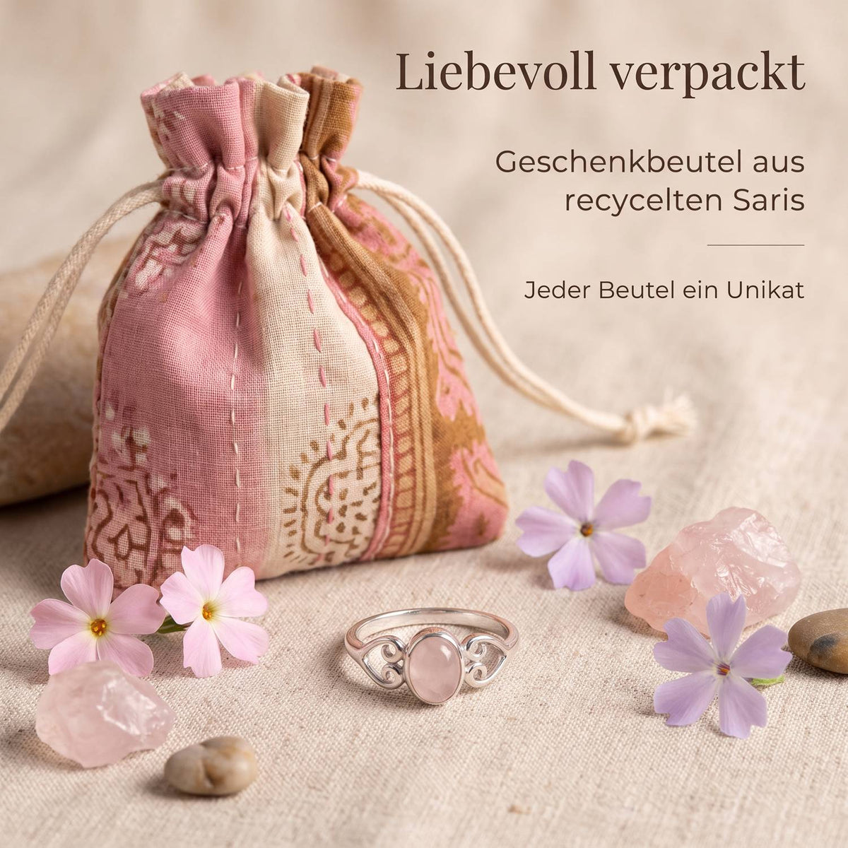Silberring mit Rosenquarz und Geschenkbeutel aus recyceltem Sari