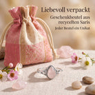 [KI] Silberring mit Rosenquarz und Geschenkbeutel aus recyceltem Sari