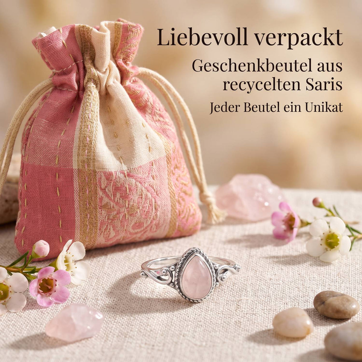 Silberring mit Rosenquarz und Geschenkbeutel aus recyceltem Sari