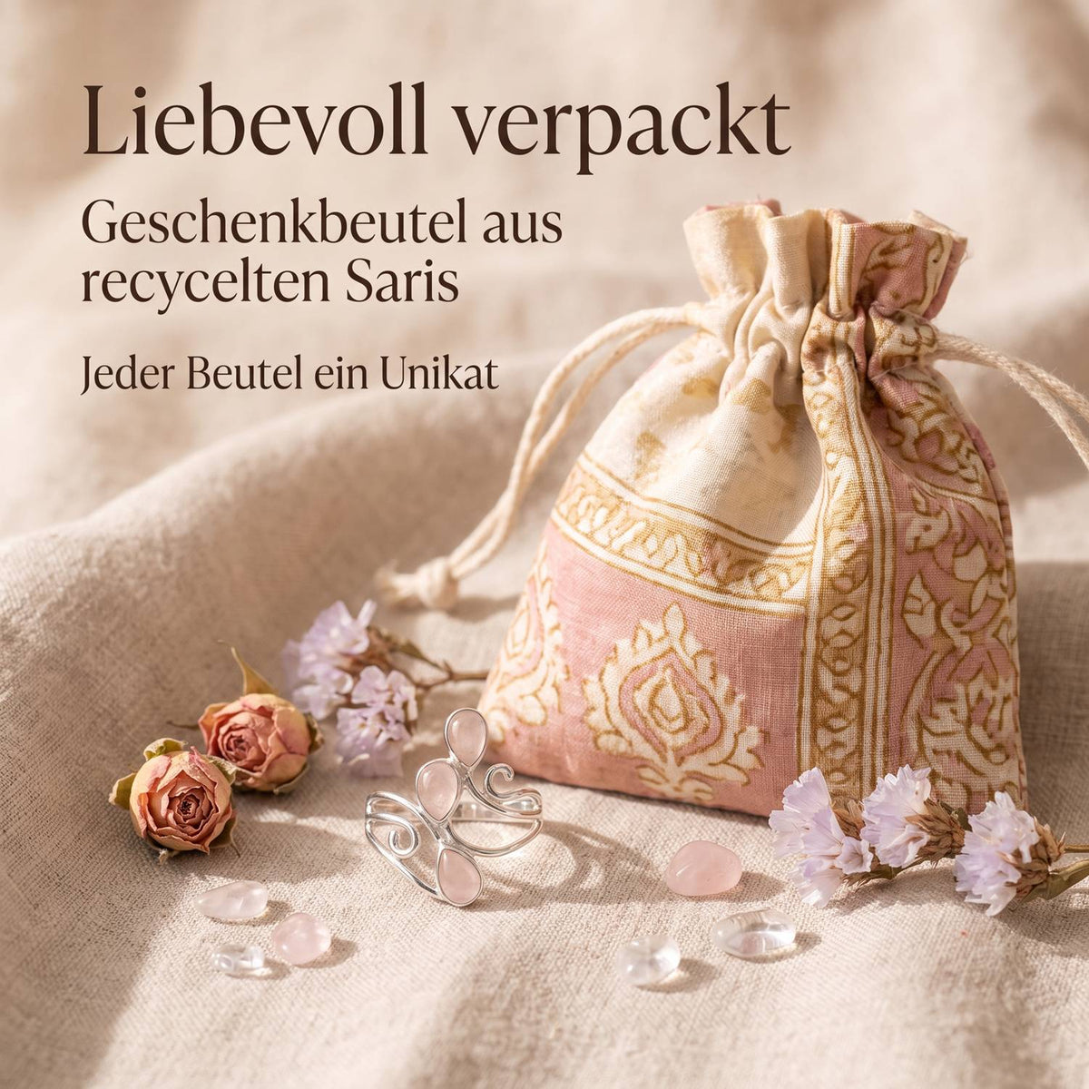 Silberring mit Rosenquarz und Geschenkbeutel aus recyceltem Sari