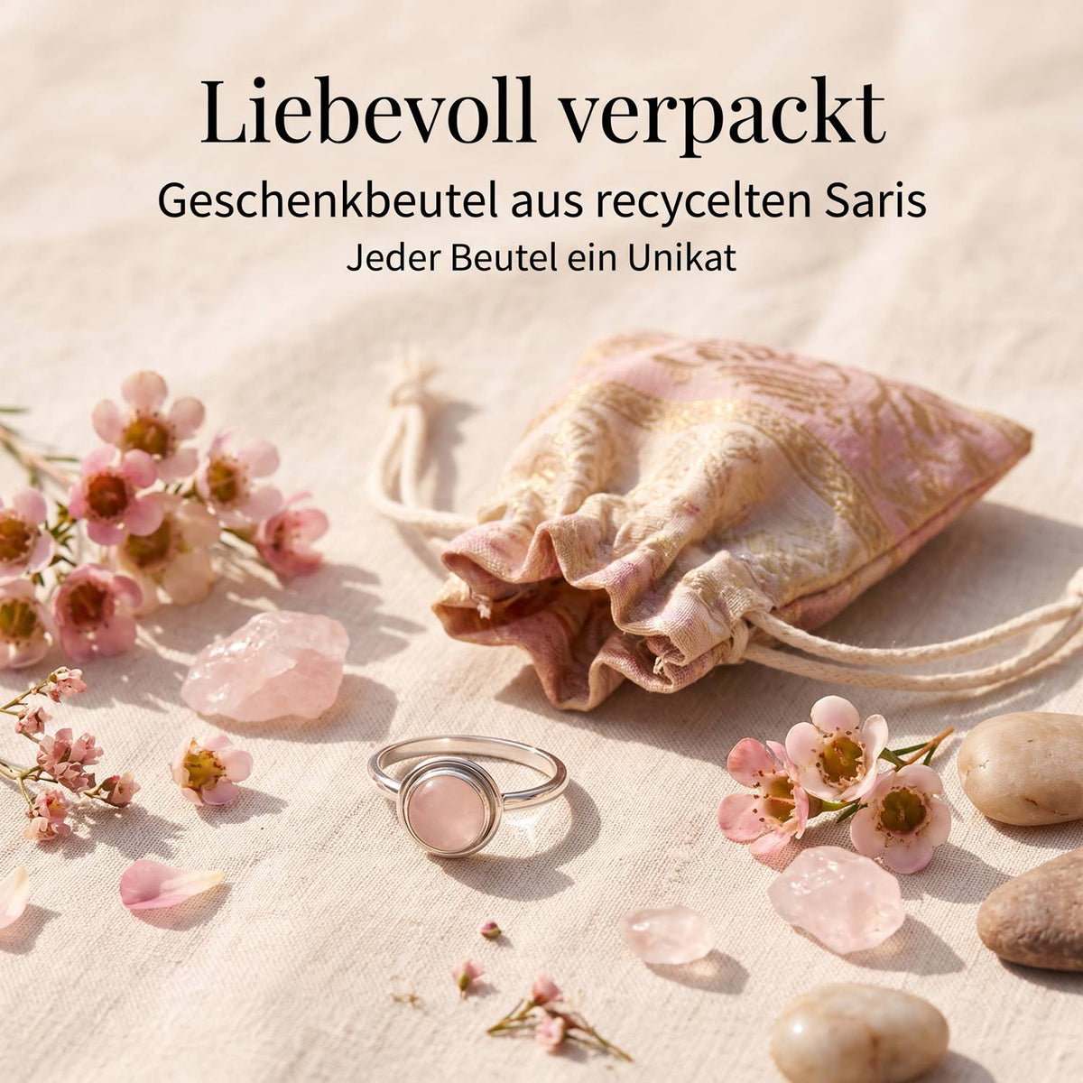 Silberring mit Rosenquarz und Geschenkbeutel aus recyceltem Sari