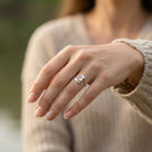 [KI] Rosenquarzring aus Silber getragen an der Hand im Freien