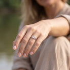 [KI] Rosenquarzring aus Silber getragen an der Hand im Freien