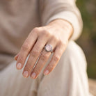 [KI] Rosenquarzring aus Silber getragen an der Hand im Freien