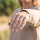 [KI] Rosenquarzring aus Silber getragen an der Hand im Freien