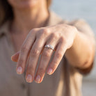 [KI] Rosenquarzring aus Silber getragen an der Hand im Freien