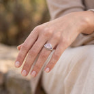 [KI] Rosenquarzring aus Silber getragen an der Hand im Freien