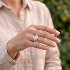 [KI] Rosenquarzring aus Silber getragen an der Hand im Freien