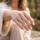 [KI] Rosenquarzring aus Silber getragen an der Hand im Freien