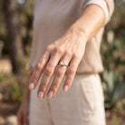 [KI] Rosenquarzring aus Silber getragen an der Hand im Freien