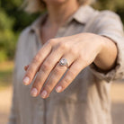 [KI] Rosenquarzring aus Silber getragen an der Hand im Freien
