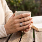 [KI] Rosenquarzring aus Silber getragen beim Lesen mit einer Tasse