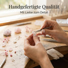 [KI] Handgefertigter Silberring mit Rosenquarz bei der Schmuckherstellung