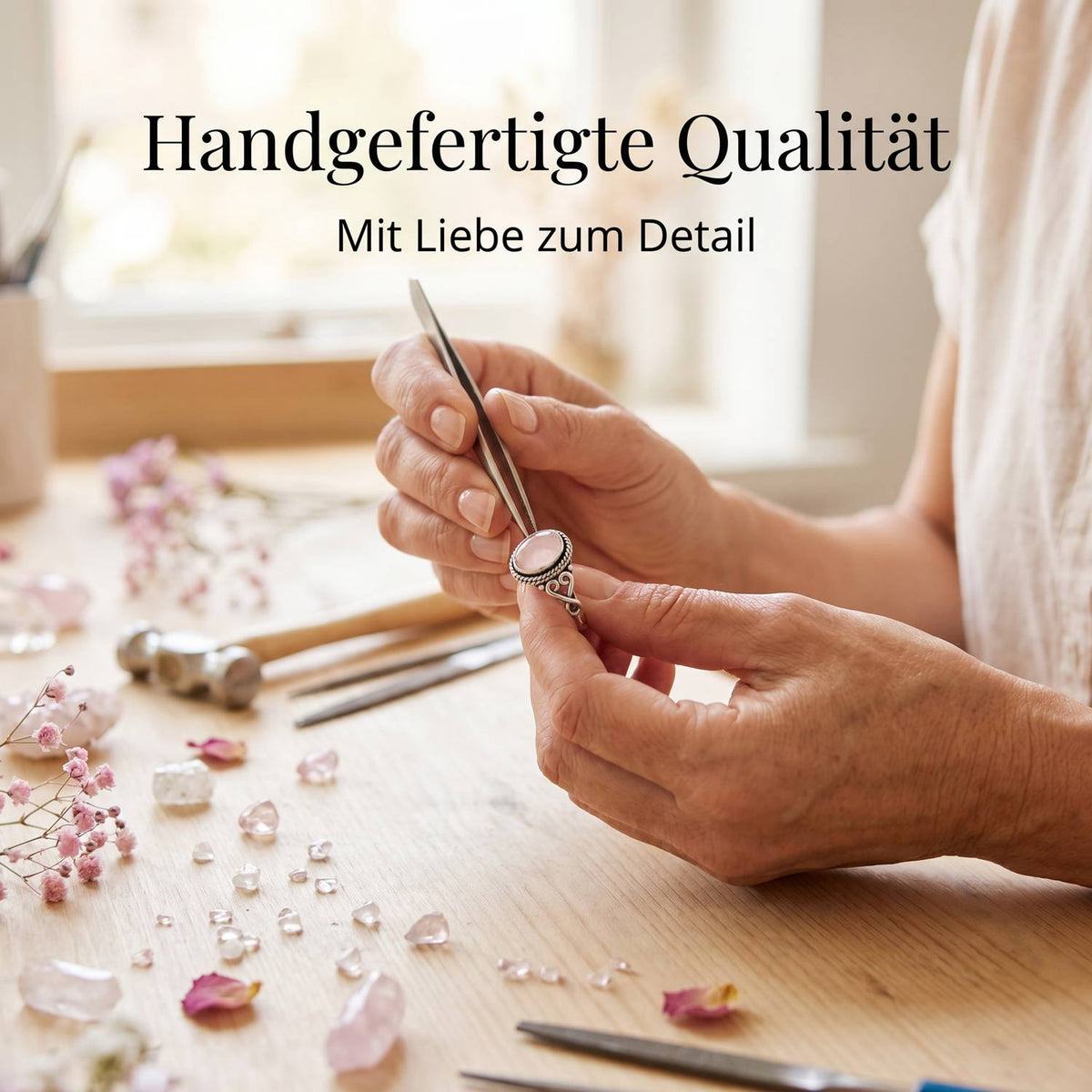 Handgefertigter Silberring mit Rosenquarz bei der Schmuckherstellung