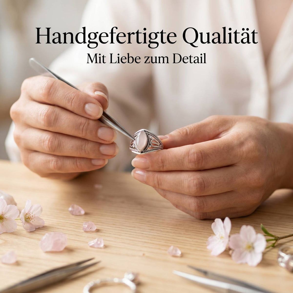 Handgefertigter Silberring mit Rosenquarz bei der Schmuckherstellung