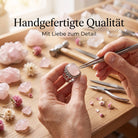 [KI] Handgefertigter Silberring mit Rosenquarz bei der Schmuckherstellung