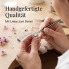 [KI] Handgefertigter Silberring mit Rosenquarz bei der Schmuckherstellung