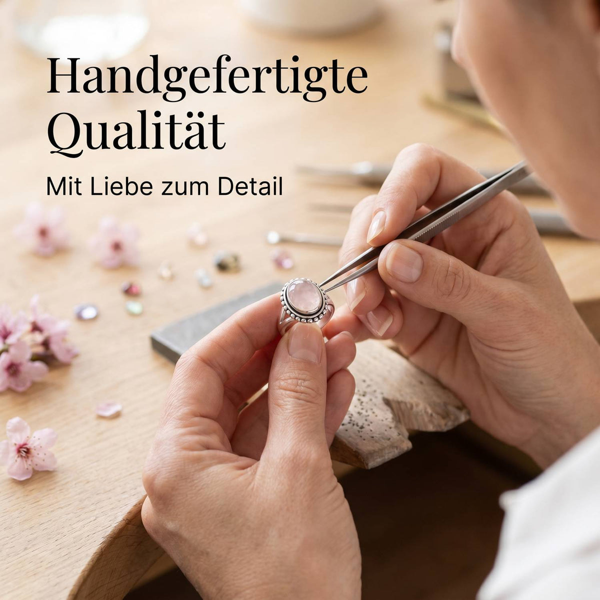 Handgefertigter Silberring mit Rosenquarz bei der Schmuckherstellung