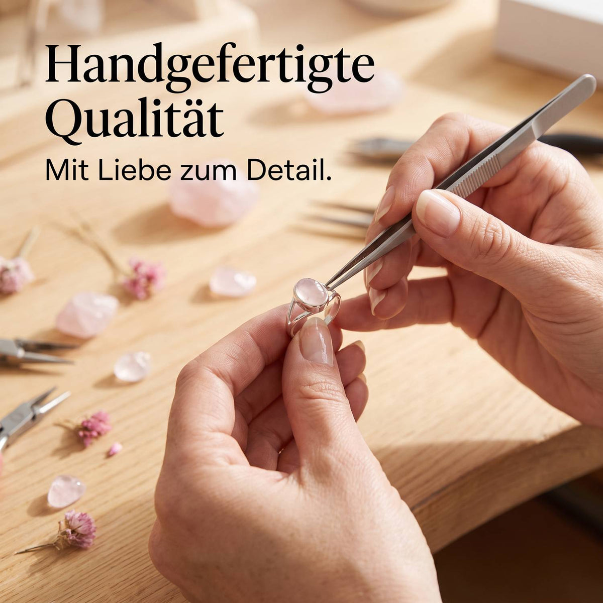 Handgefertigter Silberring mit Rosenquarz bei der Schmuckherstellung