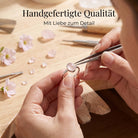 [KI] Handgefertigter Silberring mit Rosenquarz bei der Schmuckherstellung
