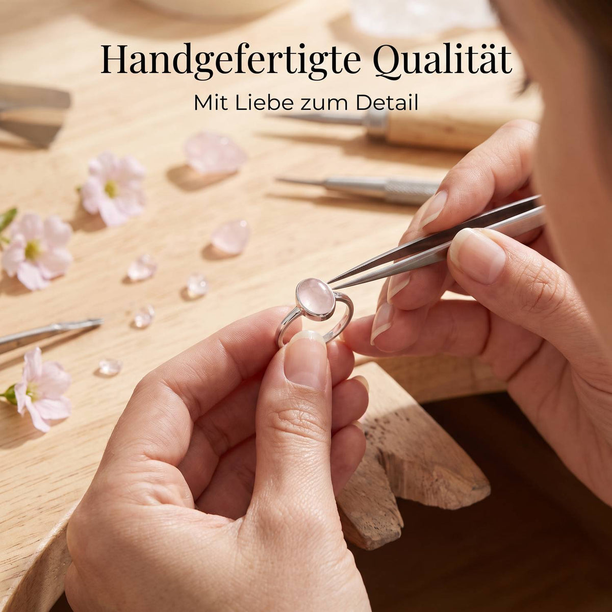 Handgefertigter Silberring mit Rosenquarz bei der Schmuckherstellung