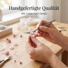 [KI] Handgefertigter Silberring mit Rosenquarz bei der Schmuckherstellung