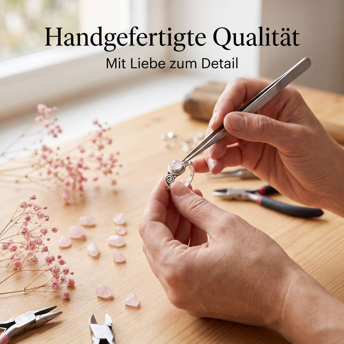 Handgefertigter Silberring mit Rosenquarz bei der Schmuckherstellung