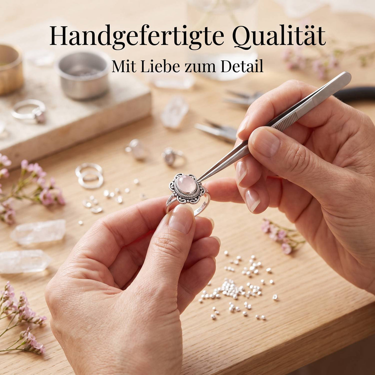 Handgefertigter Silberring mit Rosenquarz bei der Schmuckherstellung