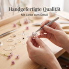 [KI] Handgefertigter Silberring mit Rosenquarz bei der Schmuckherstellung