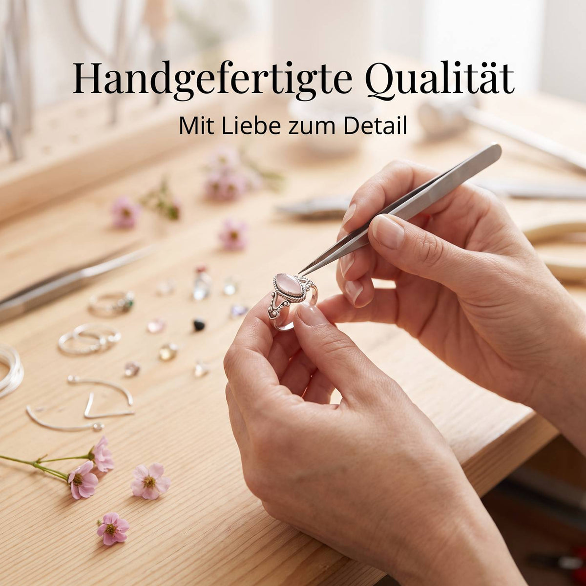 Handgefertigter Silberring mit Rosenquarz bei der Schmuckherstellung