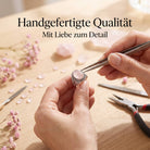 [KI] Handgefertigter Silberring mit Rosenquarz bei der Schmuckherstellung