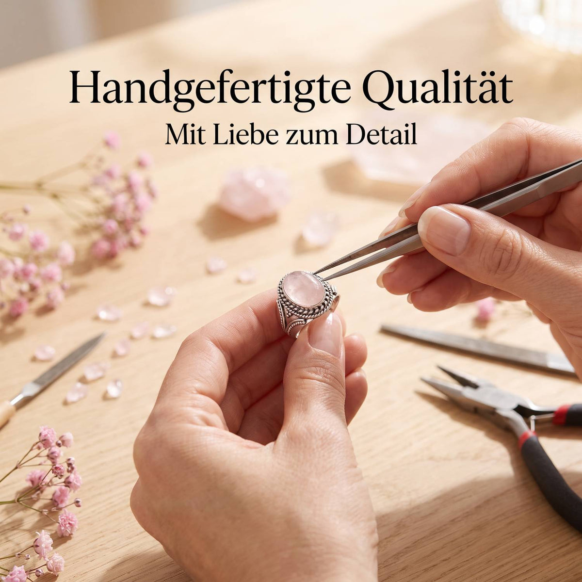 Handgefertigter Silberring mit Rosenquarz bei der Schmuckherstellung