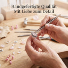 [KI] Handgefertigter Silberring mit Rosenquarz bei der Schmuckherstellung