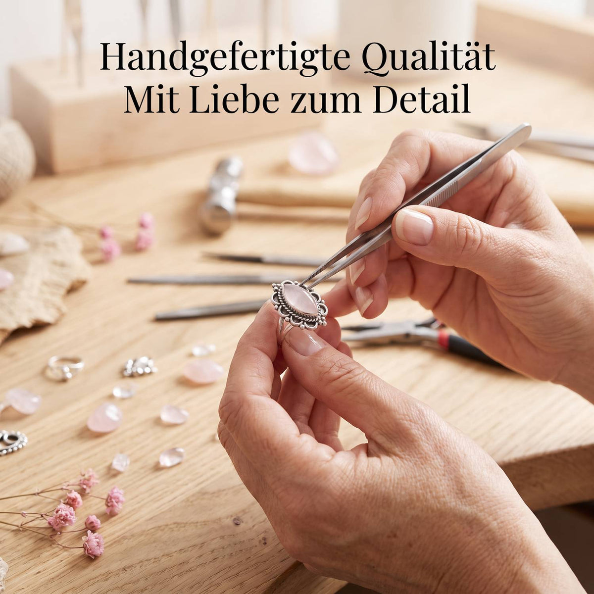 Handgefertigter Silberring mit Rosenquarz bei der Schmuckherstellung