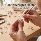 [KI] Handgefertigter Silberring mit Rosenquarz bei der Schmuckherstellung