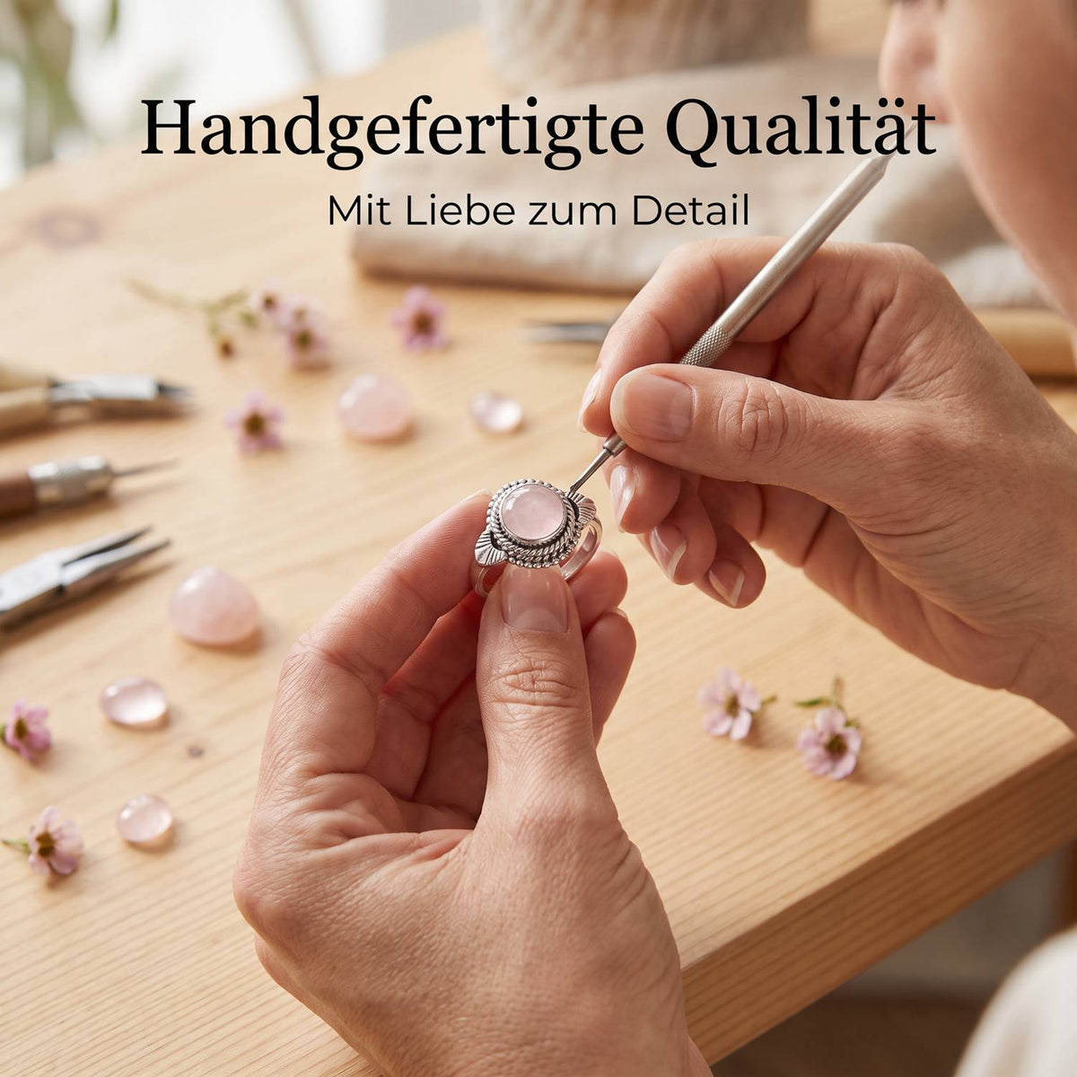 Handgefertigter Silberring mit Rosenquarz bei der Schmuckherstellung
