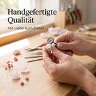 [KI] Handgefertigter Silberring mit Rosenquarz bei der Schmuckherstellung